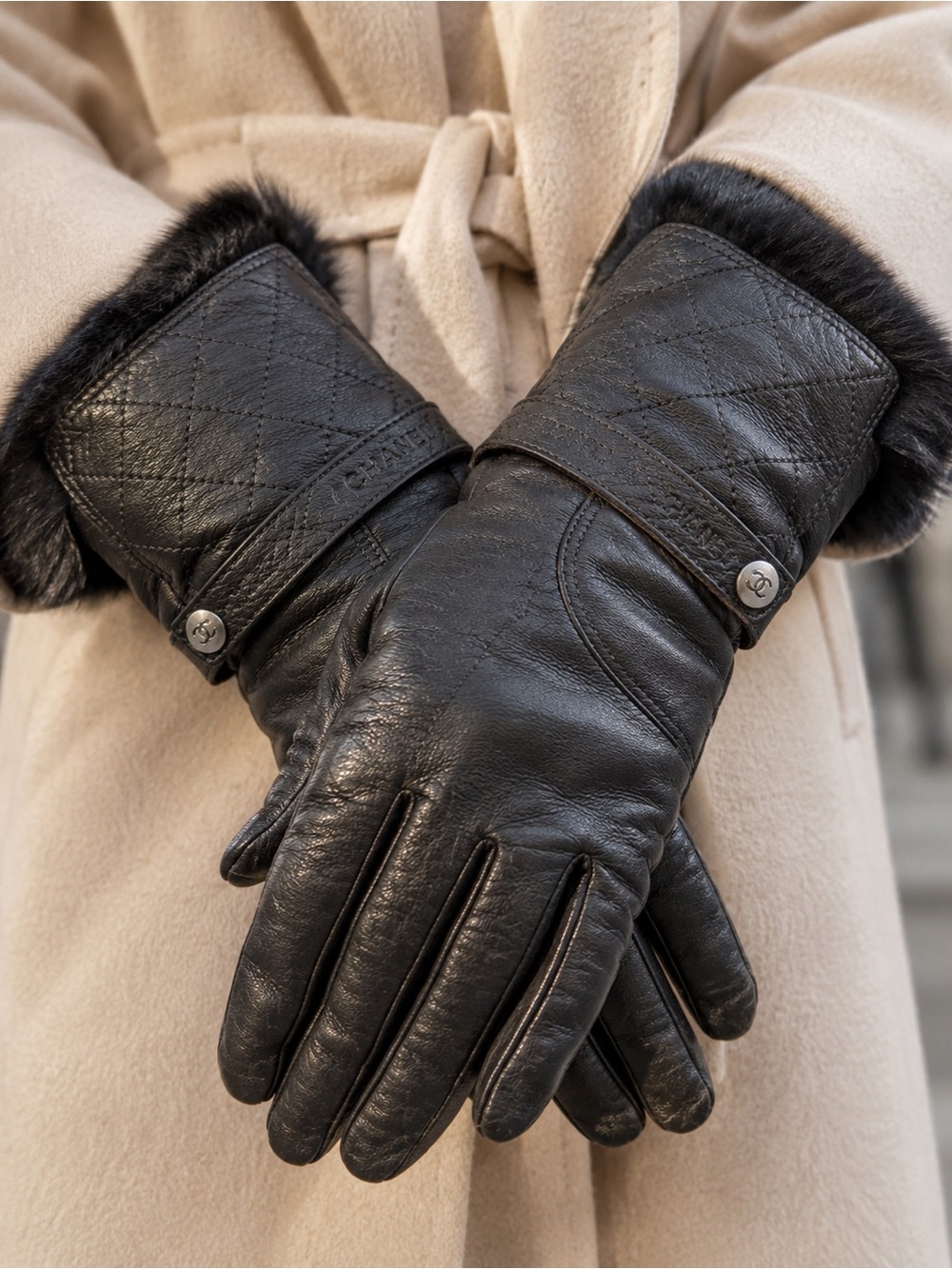 CHANEL Black Quilted Lambskin Cashmere Fur Gloves Size 7